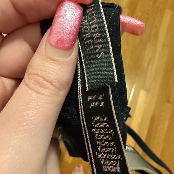 Victoria's Secret Black and Cream Patterned Bra - Picture 2 of 2